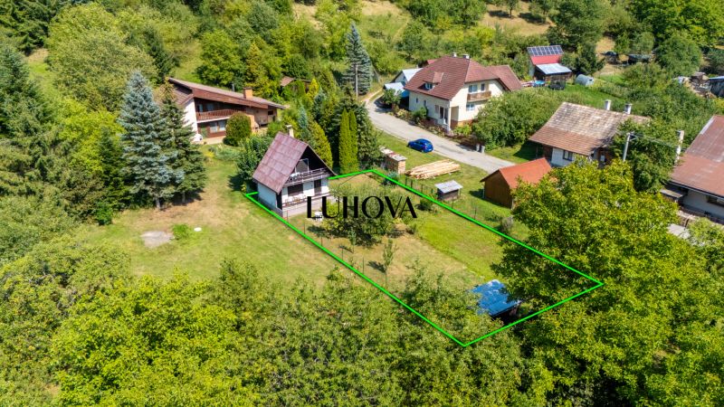 Rekreačná chata s krásnym pozemkom a potenciálom výstavby domu - Chata na Dubkovej ulici v Lazy pod Makytou obklopená zeleňou a ďalšími domami.