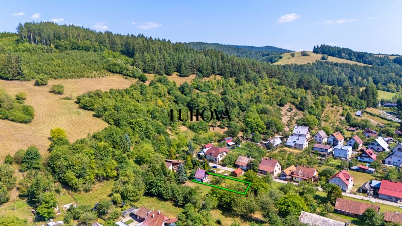 Rekreačná chata s krásnym pozemkom a potenciálom výstavby domu - Lazy pod Makytou, Dubková: Chata obklopená zeleňou a lesmi v krásnom vidieckom prostredí.