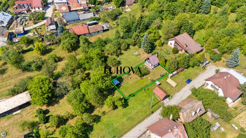 Rekreačná chata s krásnym pozemkom a potenciálom výstavby domu - Letecký pohľad na chatu obklopenú záhradou a zeleňou na ulici Dubková, Lazy pod Makytou.