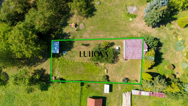 Rekreačná chata s krásnym pozemkom a potenciálom výstavby domu - Chata na ulici Dubková v Lazy pod Makytou s veľkým trávnatým pozemkom a stromami.