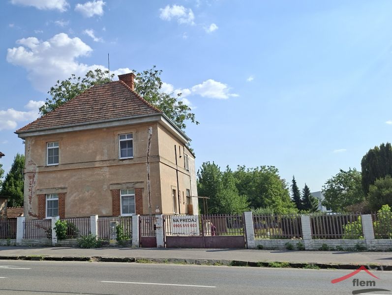 Dom na predaj Vráble, pozemok 1179 m2 - Rodinný dom na Levickej ulici vo Vrábľoch so starším tehlovým exteriérom.