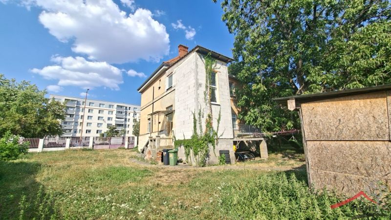 Dom na predaj Vráble, pozemok 1179 m2 - Rodinný dom na Levickej ulici vo Vrábľoch, obklopený zeleňou a trávnikom.