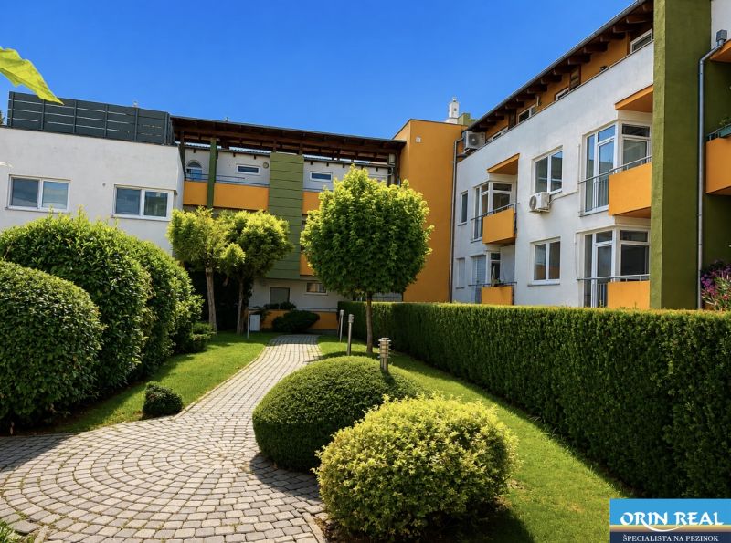 Krásny priestranný klimatizovaný 1izbový byt s terasou 66m2 - Upravená zeleň a viacposchodová budova na Čerešňovej v Chorvátskom Grobe.