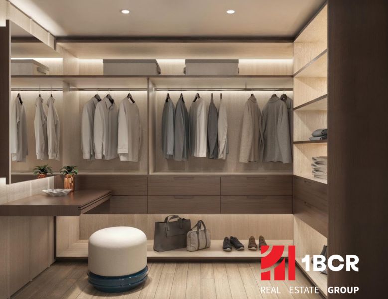 1 SPÁLŇOVÝ APARTMÁN THE CORAL KOH SAMUI - Šatník v 2-izbovom byte s podlahou s dreveným dekorom a decentným osvetlením.