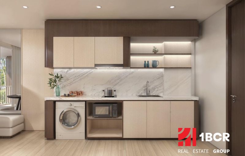 1 SPÁLŇOVÝ APARTMÁN THE CORAL KOH SAMUI - Kuchyňa s mramorovou zástenou v 2-izbovom byte, podlaha s dreveným dekorom.