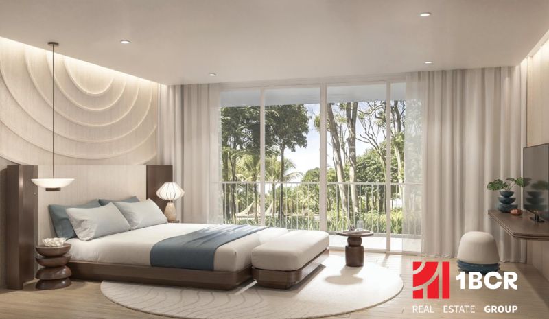 1 SPÁLŇOVÝ APARTMÁN THE CORAL KOH SAMUI - Svetlá spálňa v 2-izbovom byte s veľkými oknami a podlahou s dreveným dekorom.