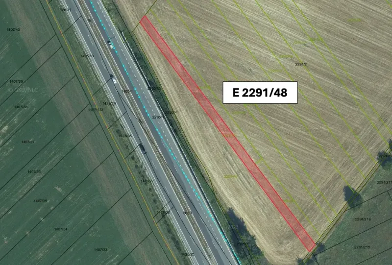 Križovany nad Dudváhom – 169 m2 ORNÁ pôda – PREDAJ - Letecký pohľad na poľnohospodárske a lesné pozemky pri Križovanoch nad Dudváhom.