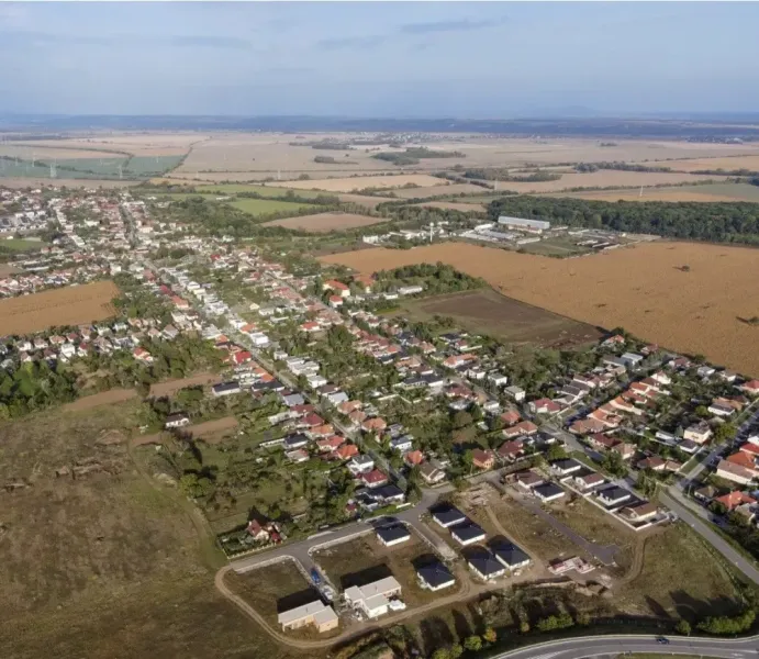 Križovany nad Dudváhom – 169 m2 ORNÁ pôda – PREDAJ - Letecký pohľad na poľnohospodárske a lesné pozemky v Križovanoch nad Dudváhom s dedinou.