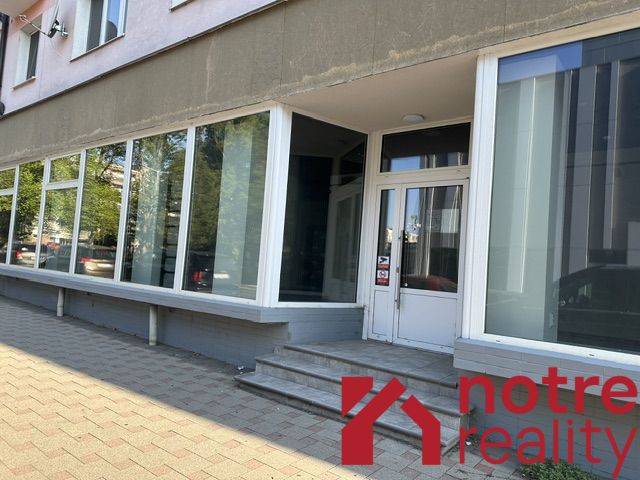 Na prenájom reprezentatívne nebytové priestory v centre mesta Lučenec - Kancelárie na ulici Ľudovíta Štúra, Lučenec, s veľkými presklenými výkladmi.