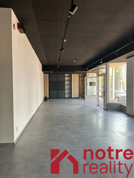 Na prenájom reprezentatívne nebytové priestory v centre mesta Lučenec - Priestranné kancelárie s veľkými oknami a dekoratívnou podlahou.