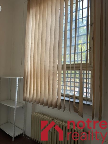 Na prenájom reprezentatívne nebytové priestory v centre mesta Lučenec - Kancelárie s vertikálnymi žalúziami a policovým regálom, podlaha s dreveným dekorom.