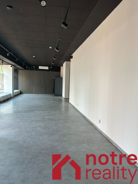 Na prenájom reprezentatívne nebytové priestory v centre mesta Lučenec - Priestranné kancelárie s podlahou s dreveným dekorom, biela stena, elegantné osvetlenie.