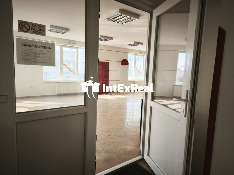Prenájom obchodno-administratívneho priestoru , Šaľa  centrum - Interiér obchodných priestorov s keramickou podlahou a tabule s nápisom „Zákaz fajčenia“.