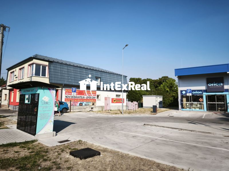 Prenájom obchodno-administratívneho priestoru , Šaľa  centrum - Obchodné priestory na ulici SNP v Šali s parkoviskom a reklamnými nápismi.