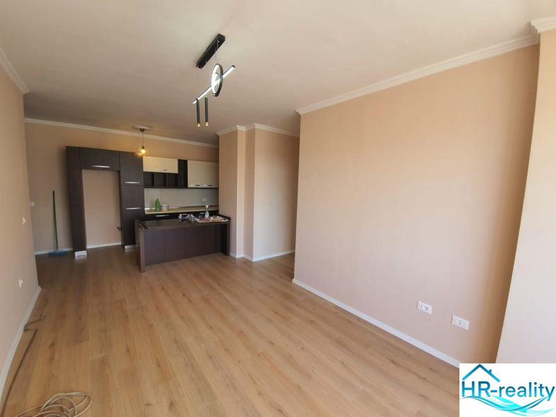 Albánsko, Drač - zrekonštruovaný byt  s výhľadom na more - Obývací priestor s kuchynským kútom a podlahou s dreveným dekorom v Rekreačnom apartmáne.