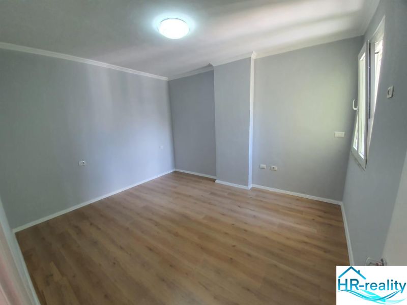 Albánsko, Drač - zrekonštruovaný byt  s výhľadom na more - Svetlá izba s podlahou s dreveným dekorom v Rekreačnom apartmáne.