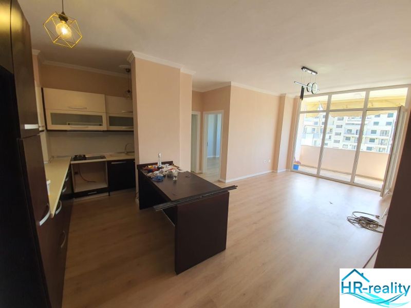 Albánsko, Drač - zrekonštruovaný byt  s výhľadom na more - Kuchyňa a obývacia izba v Rekreačnom apartmáne, podlaha s dreveným dekorom, balkón.