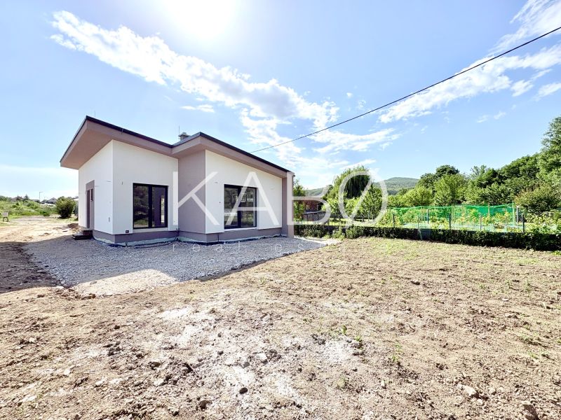 Novostavba moderného 4i rodinného domu v Štitároch - Rodinný dom v Štitároch s modernou architektúrou a záhradou na pozemku.