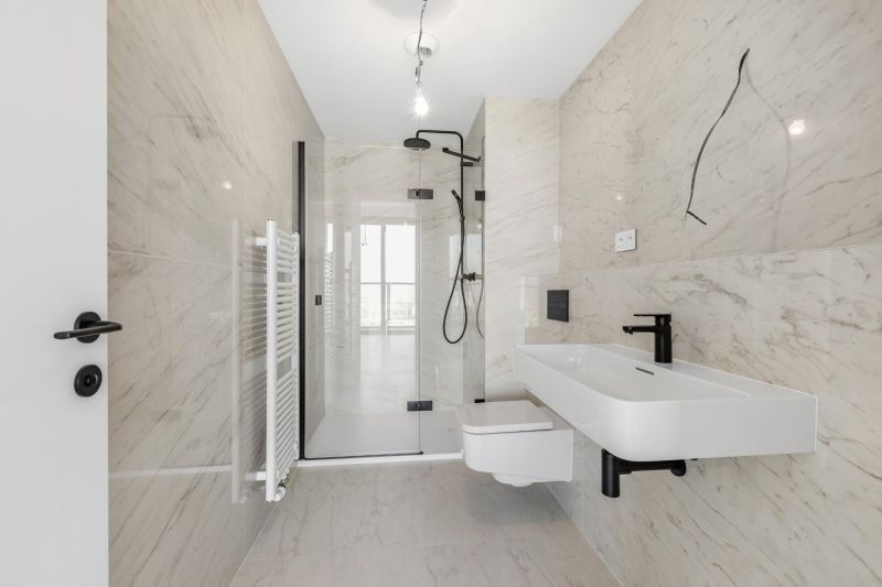EUROVEA TOWER - Penthouse 4-izbový s výhľadom na downtown , 44.p - Kúpeľňa so sprchovým kútom a umývadlom v 4-izbovom byte, svetlé obklady.