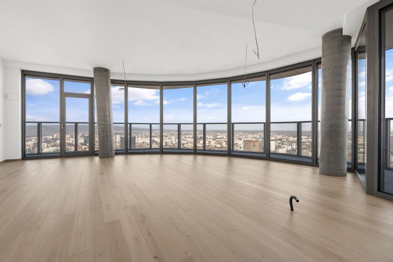 EUROVEA TOWER - Penthouse 4-izbový s výhľadom na downtown , 44.p - Priestranná izba so sklenenými stenami a výhľadom z 4-izbového bytu.