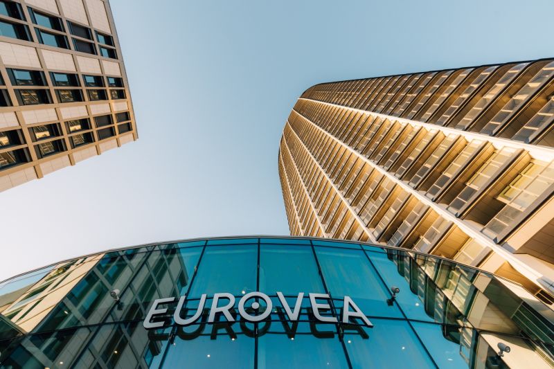 EUROVEA TOWER - Penthouse 4-izbový s výhľadom na downtown , 44.p - Pohľad na budovu Eurovea na Pribinovej v Bratislave, fasáda a sklenená konštrukcia.