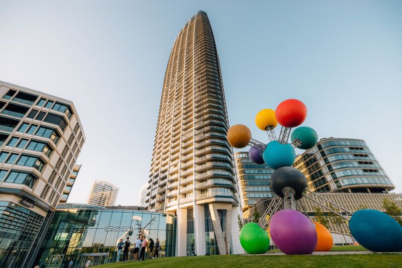 EUROVEA TOWER - Penthouse 4-izbový s výhľadom na downtown , 44.p - V Bratislave na Pribinovej ulici sa týči vysoká budova s farebnou sochou.