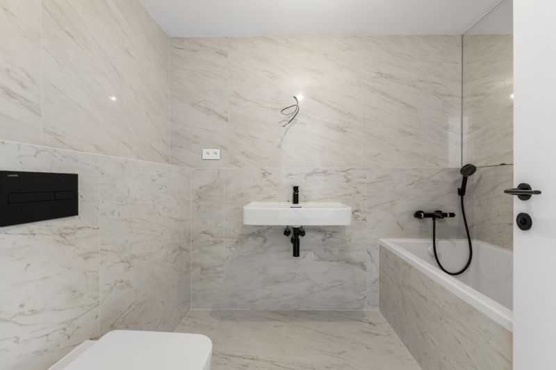 EUROVEA TOWER - Penthouse 4-izbový s výhľadom na downtown , 44.p - Kúpeľňa 4-izbového bytu s vaňou, umývadlom a mramorovým obkladom.