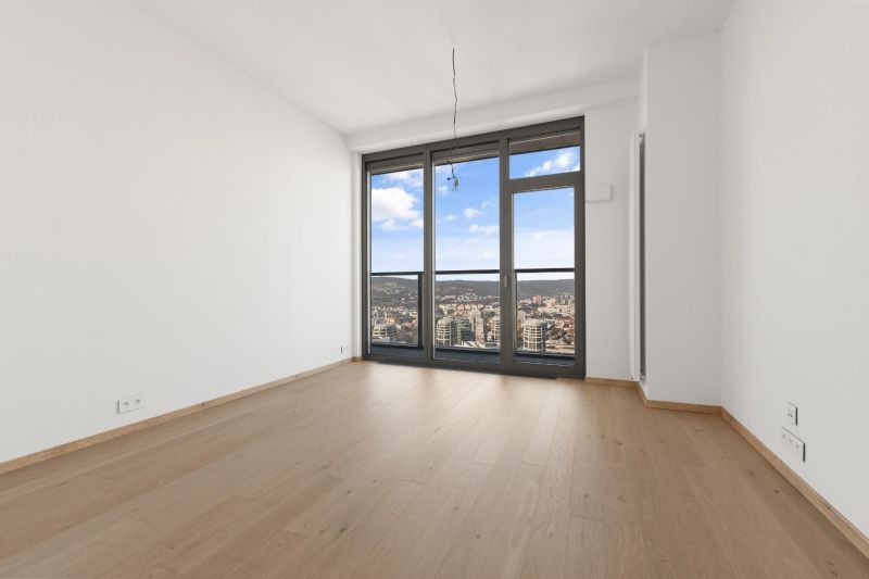 EUROVEA TOWER - Penthouse 4-izbový s výhľadom na downtown , 44.p - Izba v 4-izbovom byte s veľkými oknami a výhľadom na mesto.