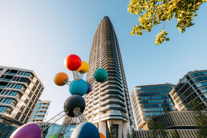 EUROVEA TOWER - Penthouse 4-izbový s výhľadom na downtown , 44.p - Výšková budova s farebnou sochou na Pribinovej ulici v Bratislave - Starom Meste.