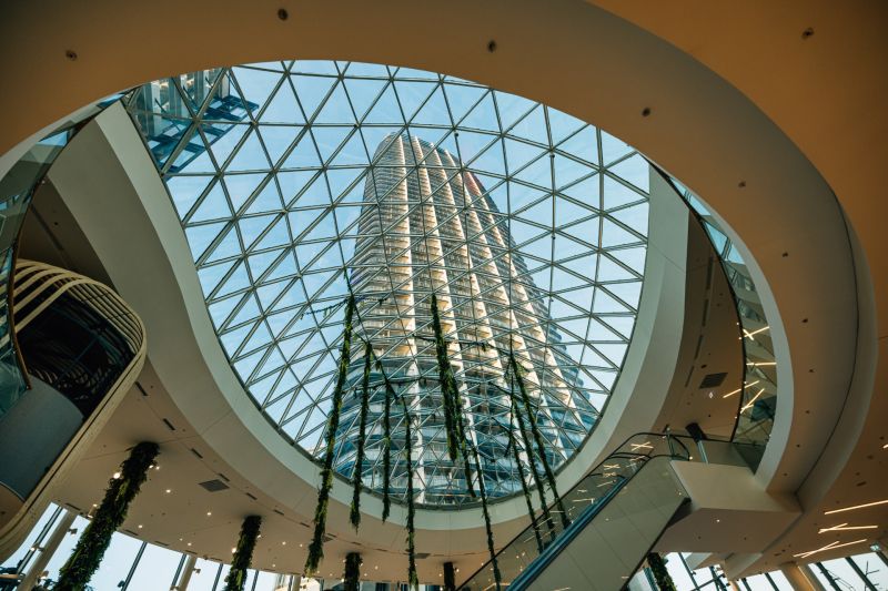EUROVEA TOWER - Penthouse 4-izbový s výhľadom na downtown , 44.p - Priestranné átrium s presklenou strechou a vysokou budovou v pozadí.