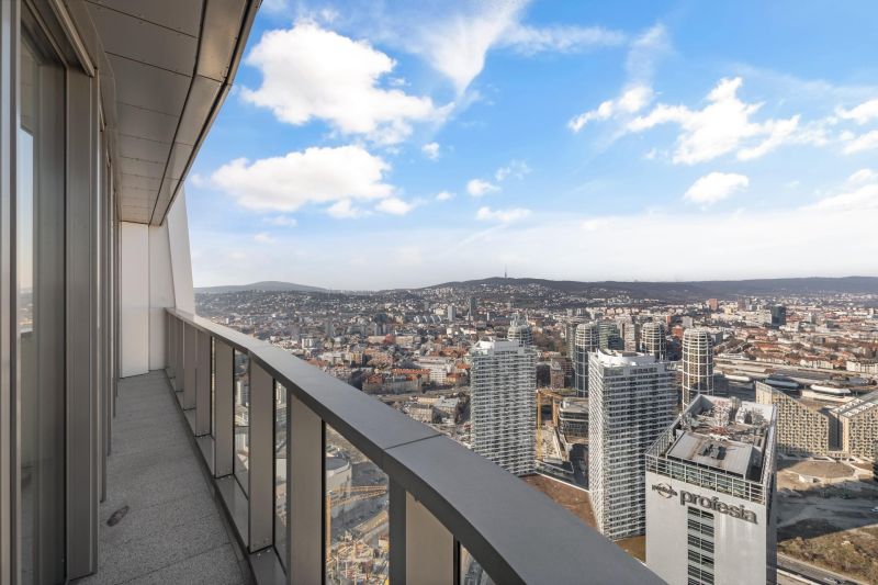 EUROVEA TOWER - Penthouse 4-izbový s výhľadom na downtown , 44.p - Výhľad z budovy na panorámu Bratislavy, zachytený z balkóna vo výške.