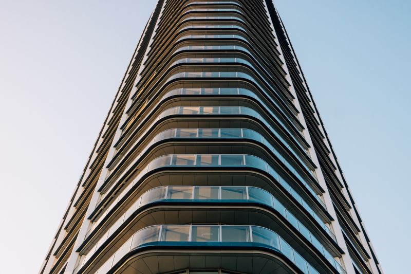 EUROVEA TOWER - Penthouse 4-izbový s výhľadom na downtown , 44.p - Výšková budova na Pribinovej v Bratislave - Starom Meste s presklennými balkónmi.