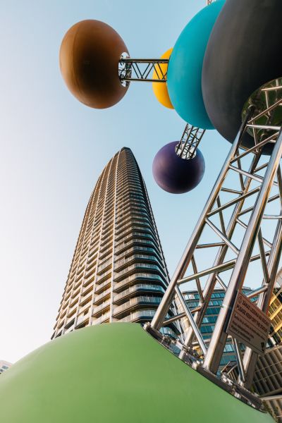 EUROVEA TOWER - Penthouse 4-izbový s výhľadom na downtown , 44.p - Moderná budova s farebnými sochami v centre mesta.