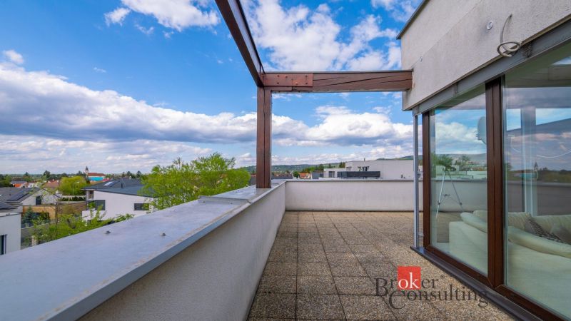 Rodinné bývanie s výhodami domu a komfortom bytu | 5 izieb | Záhorská  - Terasa rodinného domu v Bratislave-Záhorskej Bystrici, Kapsohradská, s panoramatickým výhľadom na okolie.