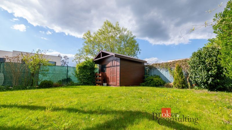 Rodinné bývanie s výhodami domu a komfortom bytu | 5 izieb | Záhorská  - Záhrada rodinného domu na Kapsohradskej v Bratislava-Záhorská Bystrica s dreveným prístreškom.
