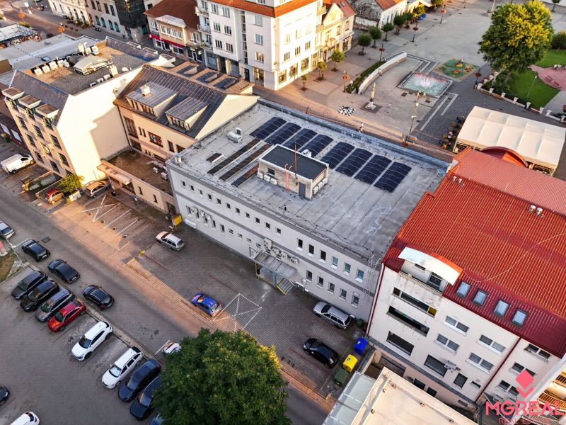 Obchodné priestory na námestí Topoľčany  PRENÁJOM - Letecký pohľad na obchodné priestory na ulici M.R. Štefánika v Topoľčanoch s parkoviskom.