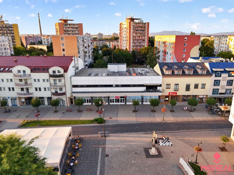 Obchodné priestory na námestí Topoľčany  PRENÁJOM - Pohľad na obchodné priestory na ulici M.R. Štefánika v Topoľčanoch.