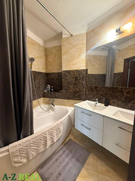 Na prenájom luxusný 3 izb. byt s garážou v Panorama City, Staré Mesto. - Kúpeľňa s vaňou, umývadlom a elegantnými obkladmi v 3-izbovom byte.