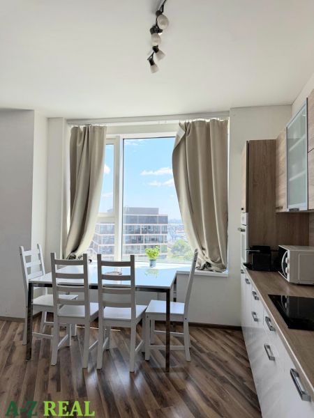 Na prenájom luxusný 3 izb. byt s garážou v Panorama City, Staré Mesto. - Kuchyňa s jedálenským stolom, podlaha s dreveným dekorom, v 3-izbovom byte.