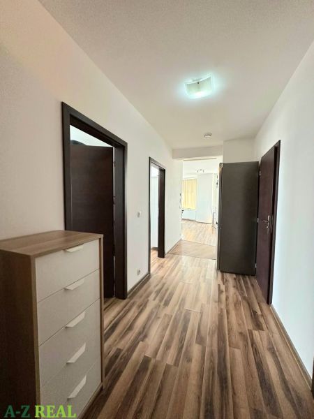 Na prenájom luxusný 3 izb. byt s garážou v Panorama City, Staré Mesto. - Chodba v 3-izbovom byte s podlahou v drevenom dekore a bielymi stenami.
