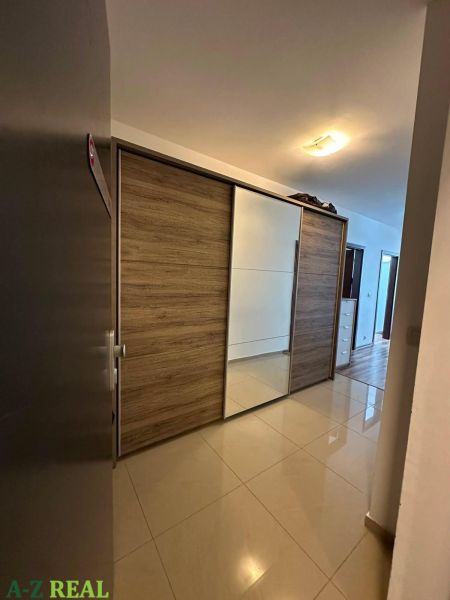 Na prenájom luxusný 3 izb. byt s garážou v Panorama City, Staré Mesto. - Chodba so vstavanou skriňou s posuvnými dverami a podlahou s dreveným dekorom.
