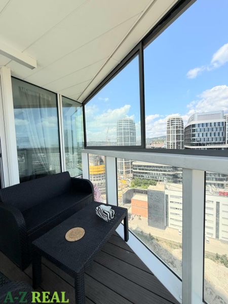 Na prenájom luxusný 3 izb. byt s garážou v Panorama City, Staré Mesto. - Balkón s výhľadom na Bratislavu, Landererovu ulicu, z trojizbového bytu.