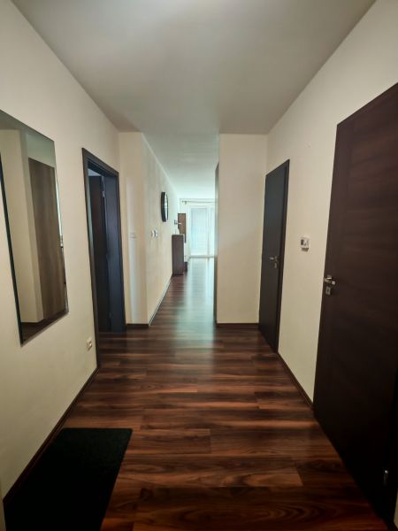 Moderný 2- izbový byt na prenájom , Rohožník - Chodba s podlahou s dreveným dekorom v 2-izbovom byte so zrkadlom a dverami.