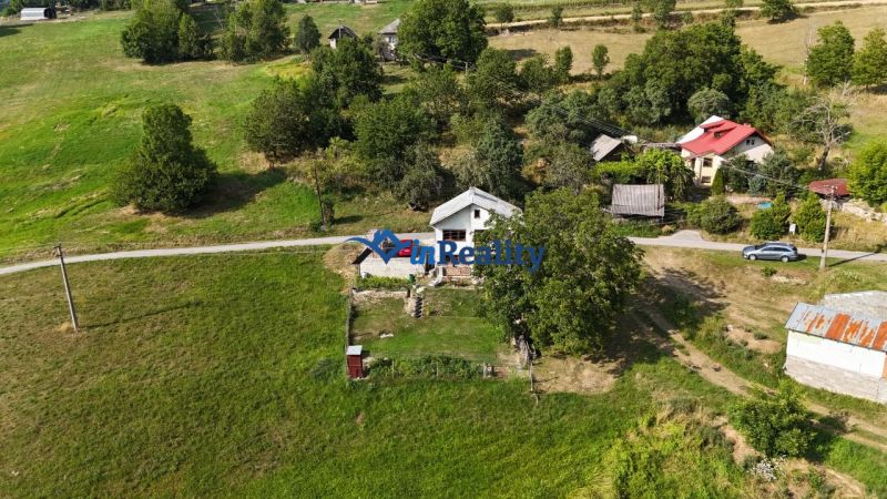Rodinný dom po čiastočnej rekonštrukcii v Hriňovských Lazoch - Rodinný dom v Hriňovej na Pivničke 430 obklopený zeleňou a lúkami.