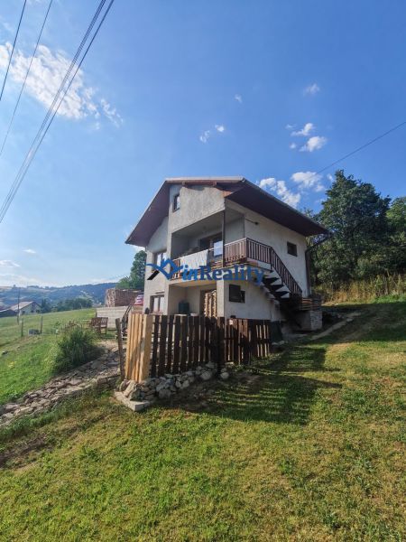 Rodinný dom po čiastočnej rekonštrukcii v Hriňovských Lazoch - Rodinný dom na ulici Pivnička 430 v Hriňovej s rozľahlým pozemkom a výhľadom.