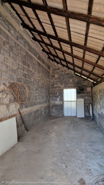 Na predaj dvojpodlažný rodinný dom v obci Kazimír, okres Trebišov - Kôlňa so šikmou plechovou strechou a betónovými stenami, nachádzajúca sa v rodinnom dome.