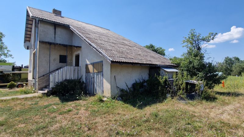 Na predaj dvojpodlažný rodinný dom v obci Kazimír, okres Trebišov - Rodinný dom na Bielej ulici v Kazimíre s jednoduchou fasádou a zarasteným pozemkom.