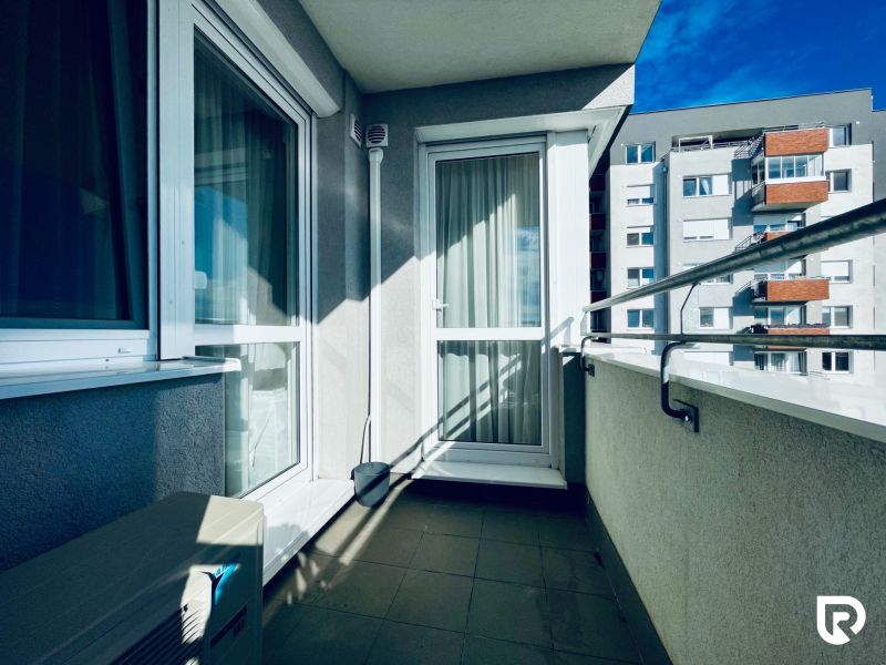 | Exkluzívny 2-izbový byt v Perle Ružinova | 49 ㎡ | Ružinove - Balkón 2-izbového bytu s výhľadom na bytovky na Mierovej ulici, Bratislava - Ružinov.