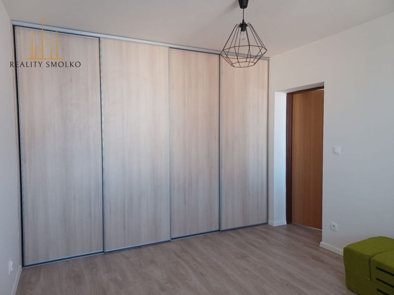 2-izbový byt s loggiou, vlastným kúrením a parkovaním - Veľký Šariš - V 2-izbovom byte sa nachádza vstavaná skriňa a podlaha s dreveným dekorom.