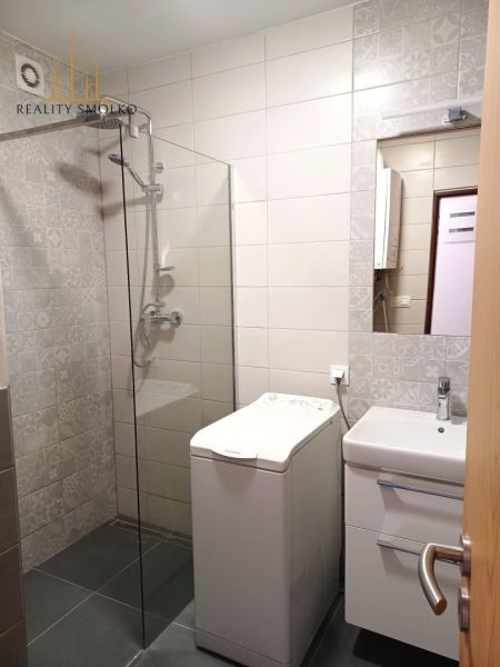 2-izbový byt s loggiou, vlastným kúrením a parkovaním - Veľký Šariš - Kúpeľňa v 2-izbovom byte s práčkou, sprchovým kútom a umývadlom.